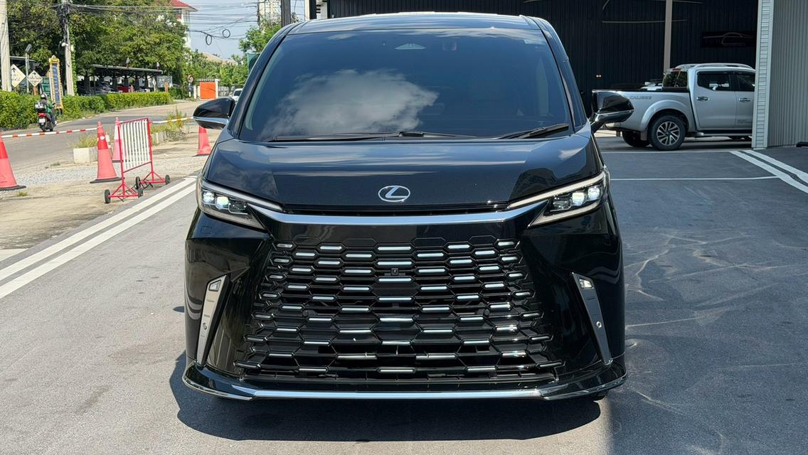2024 จด25 LEXUS LM 350h EXECUTIVE 7 Seats สีดำ Milage 24837 KM