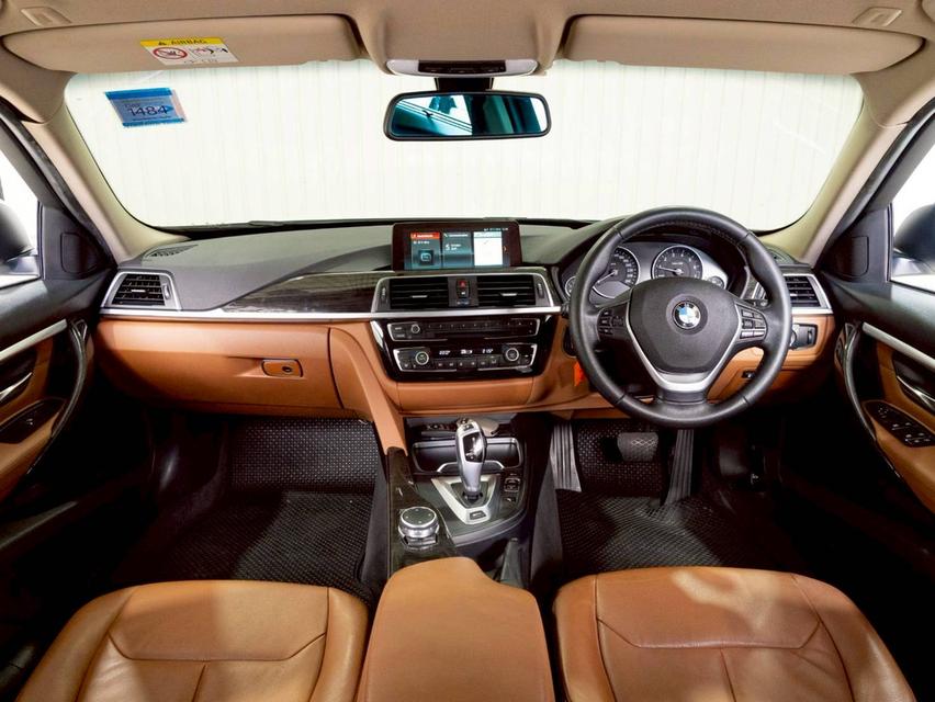 BMW Series 3 330e Luxury 2016 จด 2017 13