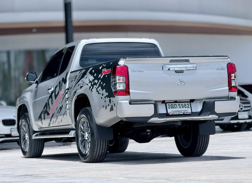ปี 2021 MITSUBISHI TRITON, 2.4 GT โฉม PLUS MEGA CAB สีเทา เกียร์ธรรมดา 6 สปีด เครื่องยนต์ดีเซล มือเดียวป้ายแดง