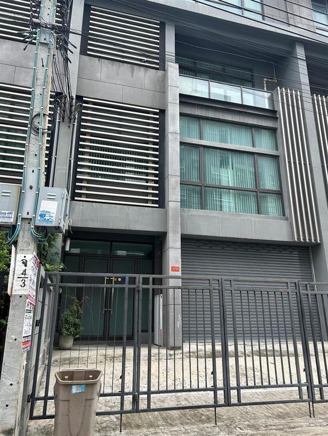 ให้เช่าโฮมออฟฟิส 4 ชั้นติดรถไฟฟ้าหน้าเดอะมอลบางกะปิ+ที่จอดรถ 1