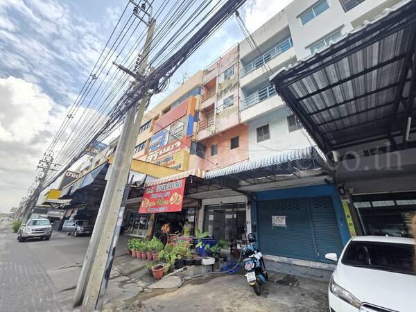 อาคารพาณิชย์ 4 ชั้นครึ่ง สี่แยกสวนสมเด็จ ปากเกร็ด นนทบุรี