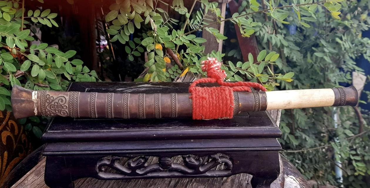 มีดหลูบล้านนาโบราณ มีดหลูบเงินโบราณ ลายฉลุ ด้ามกระดูก มีลอยจารย์ ยาว37ซม ครูบาเทวฤทธิ์