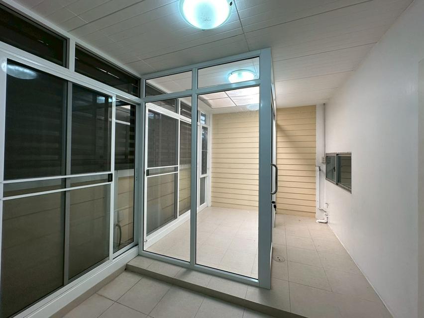 ขายถูกมาก!!  ทาวน์โฮม 2 ชั้น  อารียา เดอะคัลเลอร์ 1 ( Areeya The Color 1 ) อยู่ต้นโครงการ ตกแต่งเต็มพื้นที่ เปิดเป็น Home office ได้เลย ใกล้รถไฟฟ้า สา 19