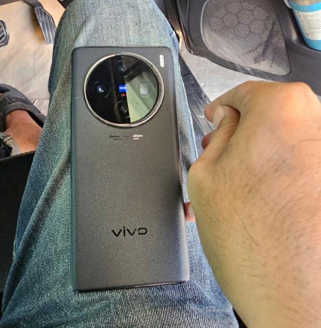 โทรศัพท์ VIVO X100