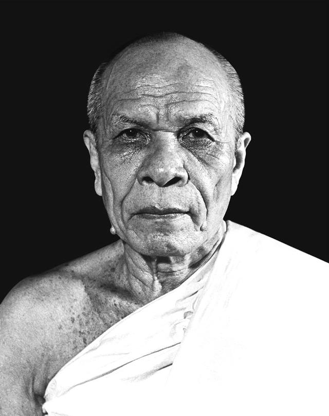 พระผงของขวัญวัดปากน้ำรุ่นพระไตรปิฎก ปี2532รุ่น6หรือรุ่นเหยียบกันตาย รุ่นนี้มีประสบการณ์ มวลสารดีผสมพระผงรุ่น1ถึงรุ่น5พระของขวัญวัดปากน้ำ