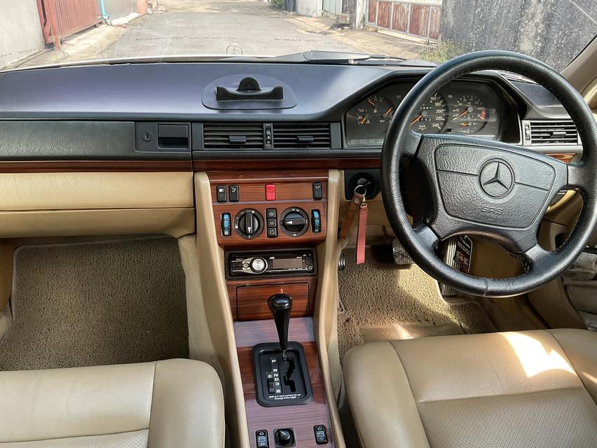 ขายรถยนต์ Mercedes Benz e220 สีทรายทองสภาพสวยมาก 10