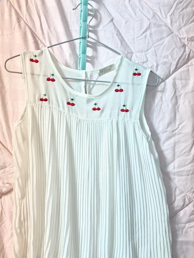 เสื้อใส่เล่นสบายๆเสื้อกล้ามสีขาวลายปักเชอร์รี่สีแดงทรงอัดพลีทไร้แขน สไตล์น่ารักสดใส รูปย่อยที่ 2
