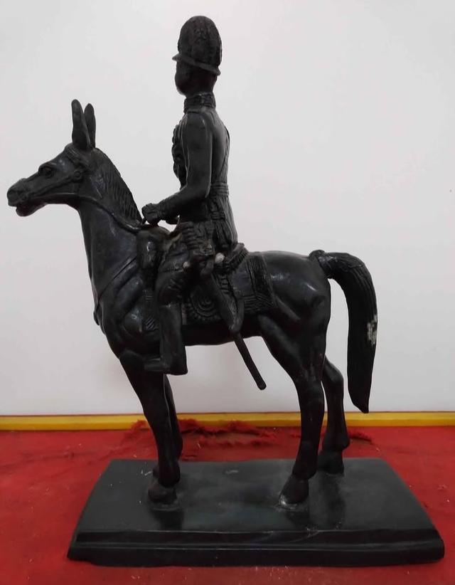 พระบรมรูปทรงม้าฐานยาว7นิ้วสูง11นิ้ว รูปที่ 2