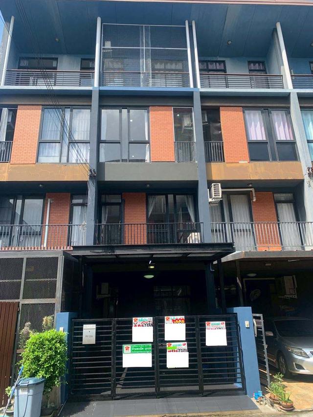 ขาย : ทาวน์เฮาส์ 4 ชั้น,เนื้อที่ 17 ตรว. หมู่บ้าน เฮาส์ 35 แจ้งวัฒนะ ถนนแจ้งวัฒนะ 35 ตำบลคลองเกลือ อำเภอปากเกร็ด จังหวัดนนทบุรี