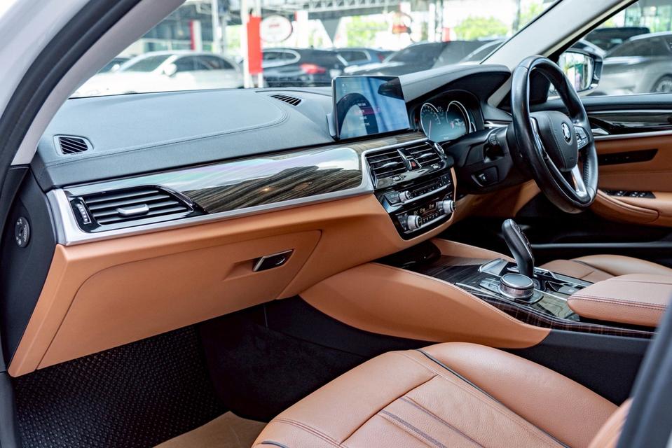 BMW 5Series G30 520d Luxury 2017 รูปที่ 11