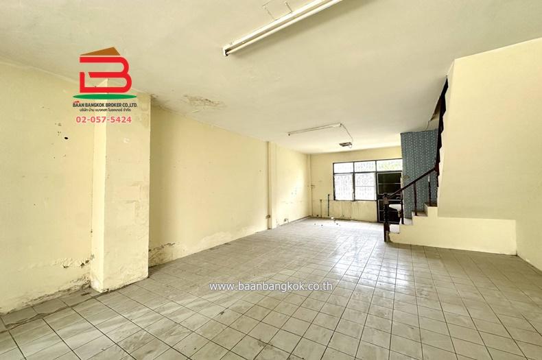 ทาวน์เฮาส์ หมู่บ้าน วังวราเวศน์ 3 เนื้อที่ 24.9 ตรว. ซอยรามอินทรา 14 แยก 5