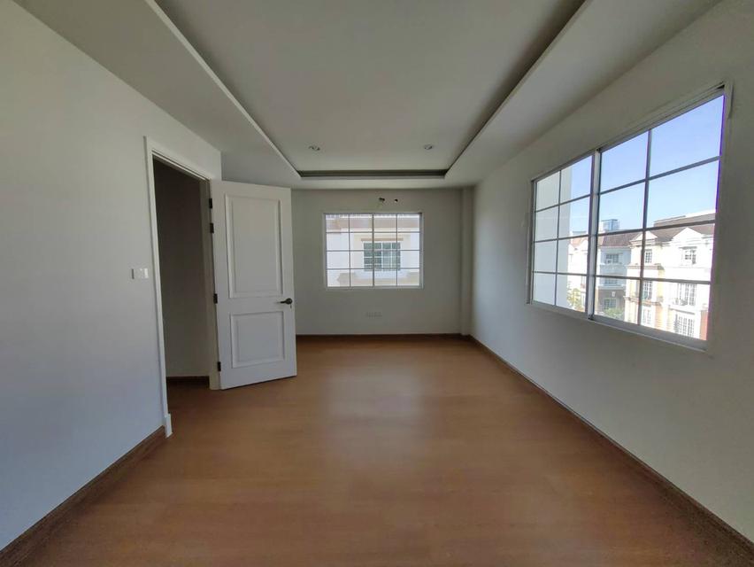 ให้เช่าโฮมออฟฟิศ 4 ชั้น Plus Park Avenue  ลาซาล-ศรีนครินทร์  สิ่งแวดล้อมดี ใกล้ BTSแบริ่ง และMRTศรีลาซาล 10