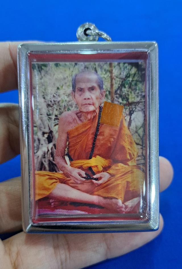 #รูปถ่ายหลวงปู่หมุน ออกวัดซับลำใย ปี2543ติดจีวร+เกศาของหลวงปู่หมุน *ตอกโค๊ตตัวนะ* หลังตราปั๊มวัดแท้ทันหลวงปู่หมุนปลุกเสกครับ บูชาใช้พุทธคุณใด้ 