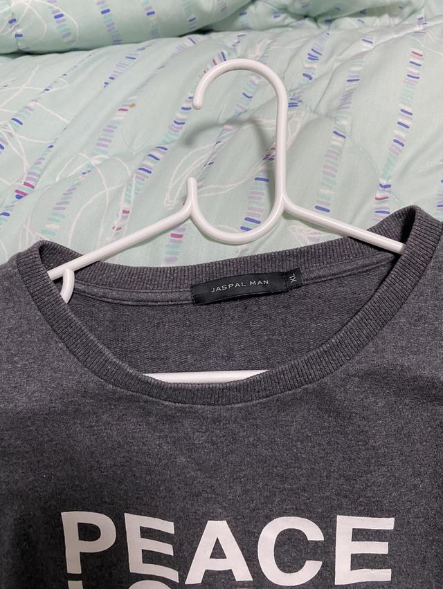 เสื้อสเวตเตอร์สีเทาเข้ม Jaspal แบรนด์ไทยดีไซน์เก๋✨ลายตัวอักษร “PEACE LOVE YOU”