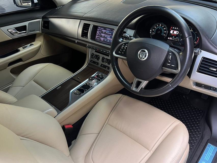 Jaguar XF 2.2 Sedan 6