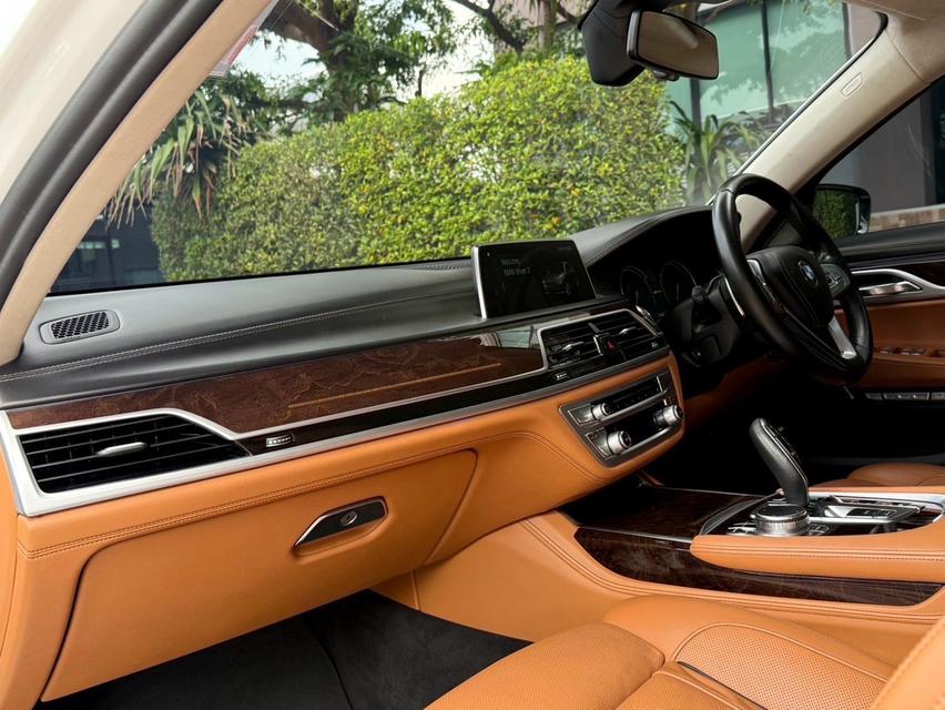 2019 BMW 740le PURE EXCELLENCE รถออกศูนย์ BMW รถวิ่งน้อย เข้าศูนย์ตามระยะ วารันตีศูนย์ยังเหลืออีกนานครับ 11