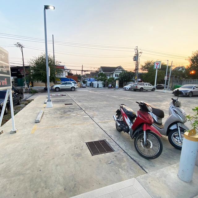 ขายพร้อมสัญญาเช่ากับเซเว่น ที่ดิน 298 ตรว. ติดถนนเรวดี เก็บค่าเช่าได้71,500บาท/เดือน 4