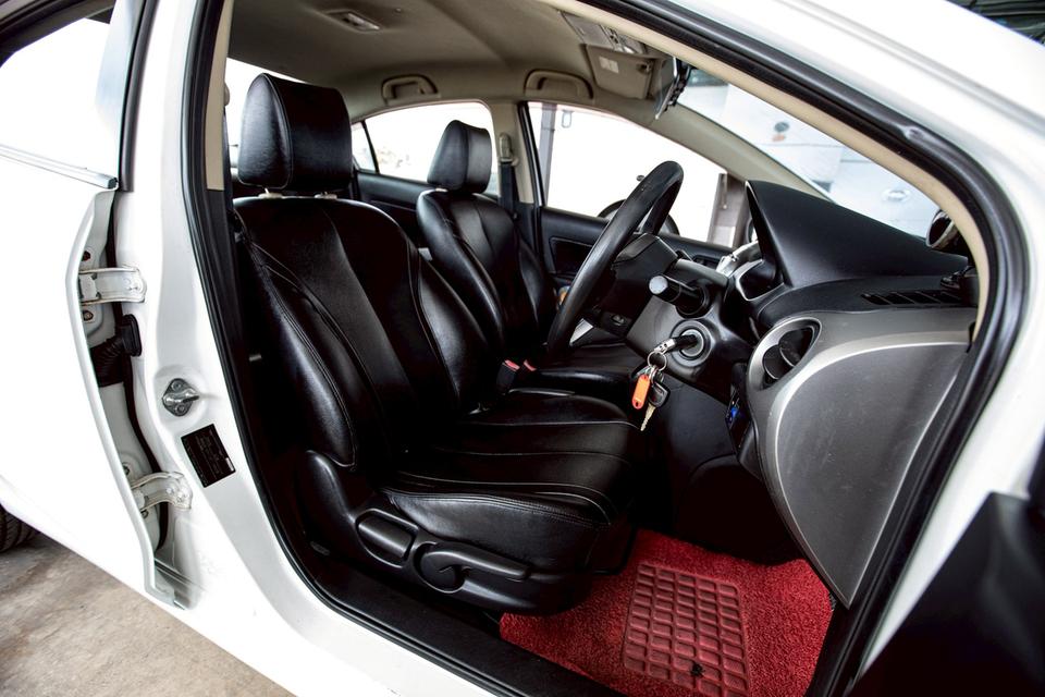 Mazda2 1.5 Spirit Sedan สีขาว ปี 2011  12