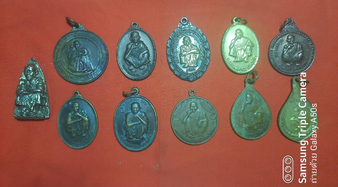 เหรียญหลวงพ่อคูณ วัดบ้านไร่๑๑องค์