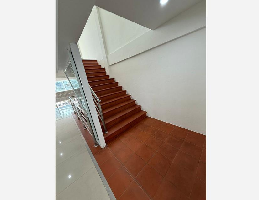 ขายอาคารพาณิชย์ สำนักงาน 5 ชั้น พื้นที่กว่า 849 ตารางเมตร ติดถนนลาดพร้าว ติดรถไฟฟ้าสีเหลือง บางกะปิ 10