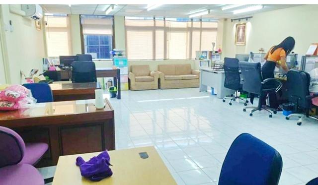 ใกล้เดอะมอลล์บางกะปิ 700 ม. ใหญ่มาก 26ตร.วา. MRTบางกะปิ 1.2กม. ให้เช่า อาคารสำนักงาน 6ชั้น+ดาดฟ้า 450ตร.ม. ฟังก์ชัน 4นอน 8