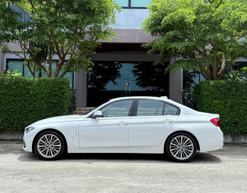 2018 BMW 330e LCI รถมือเดียวออกป้ายแดง รถวิ่งน้อยเพียง 90,000 กม ประวัติศูนย์ครบ รถไม่เคยมีอุบัติเหตุครับ