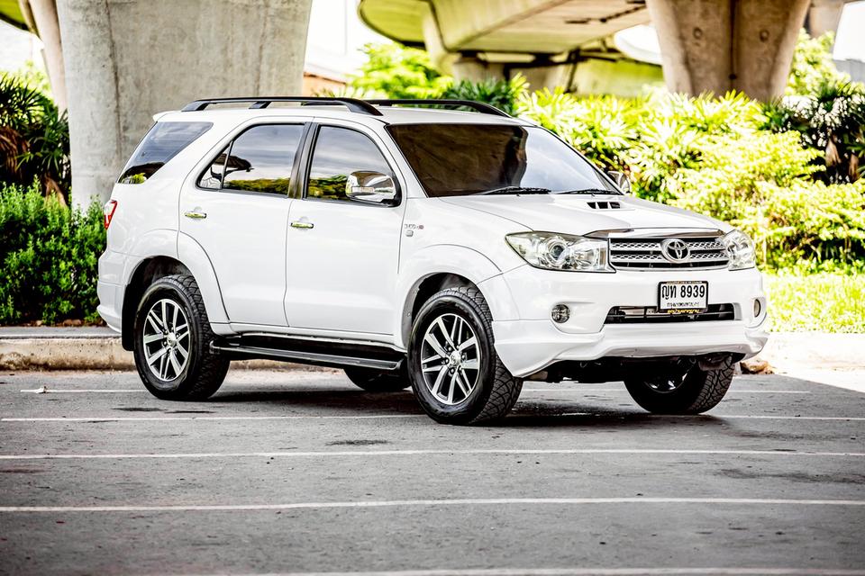 TOYOTA FORTUNER 3.0V 4WD สีเทา เกียร์ออโต้ ปี 2011