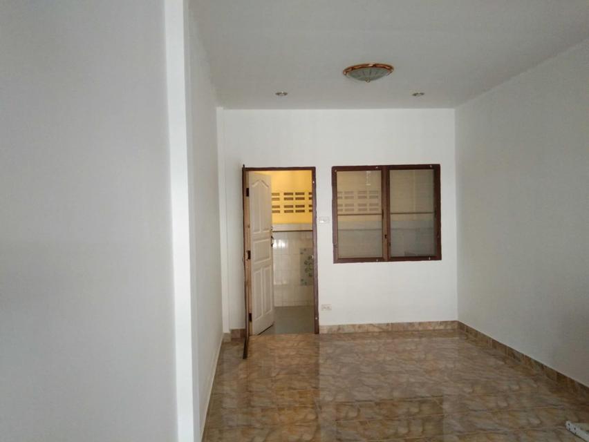 ทาวเฮ้าส์ชั้นเดียว 21 ตรว. หมู่บ้านโชติกา ซอย 5 ต.หนองกะขะ อ.พานทอง จ.ชลบุรี 7