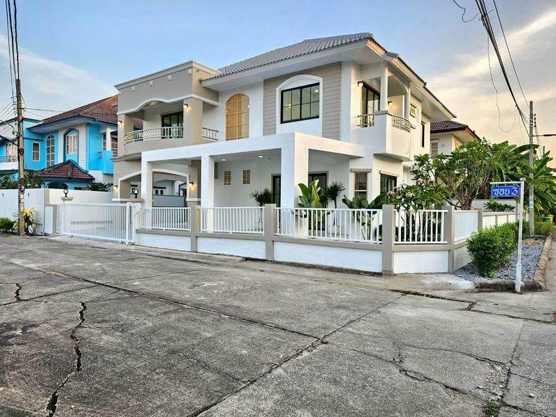 หมู่บ้านศิลปการพาร์ค3 ถนนบ้านกล้วย-ไทรน้อยบ้านเดี่ยว 2 ชั้น ตกแต่งใหม่พร้อมอยู่ หลังมุมถนนเมน สำหรับครอบครัวใหญ่ 2