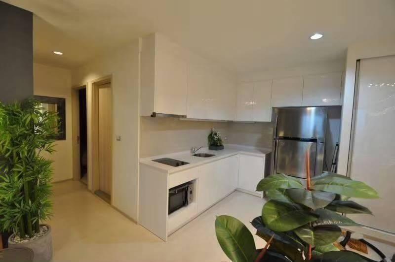 Sale / Rent Rhythm Sukhumvit 42 35th floor 80 sqms 2 bedrooms 2 bathrooms Fully furnished Rent​ 69,000​ baht Price. 18,900,000 baht Line id : kingrice 12