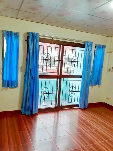 ซ.รามคำแหง180-186 ให้เช่าทาวเฮ้าส์ 2 ชั้น รร.นานาชาติร่วมฤดี 2.5 กม. 2นอน MRT ตลาดมีนบุรี 1 กม. 6