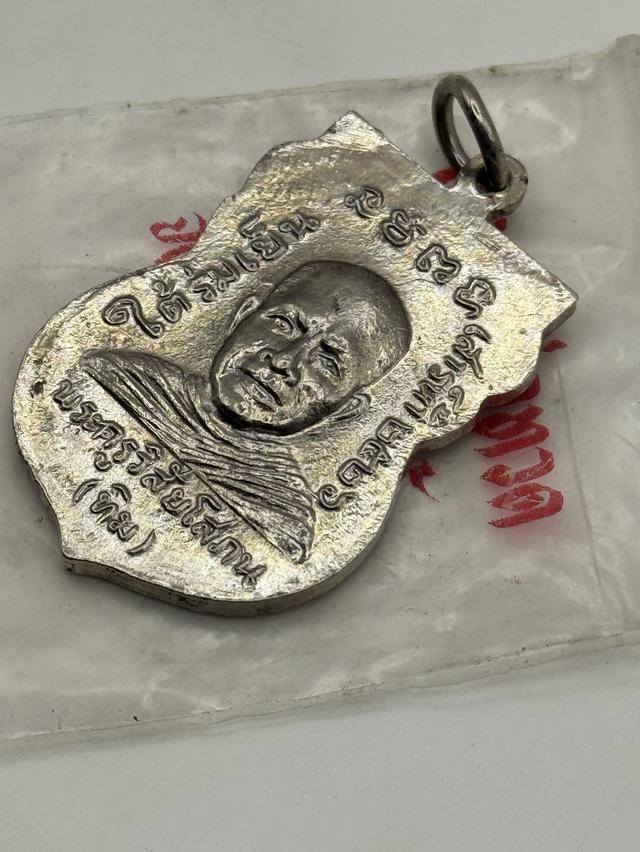 ใต้ร่มเย็นบล็อควัด หน้าวงเดือนหลังยันต์จุดบ่าขีด ผิวน้ำทองกระจาย พร้อมซองเดิมจากวัด รูปที่ 7