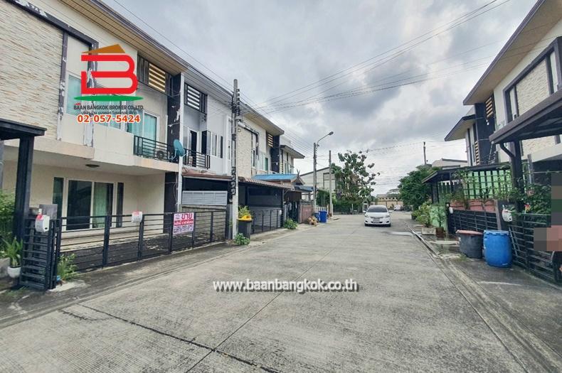 ทาวน์โฮม หมู่บ้าน กัสโต้ สุขสวัสดิ์ 26 (ซ.พุทธบูชา 39, ซ.สุขสวัสดิ์ 30) เนื้อที่ 21.20 ตรว. ถนนสุขสวัสดิ์ แขวงบางมด เขตทุ่งครุ 2