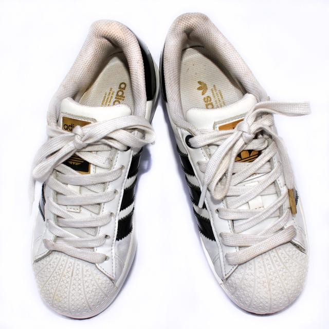 Adidas รองเท้าผ้าใบมือสอง Superstar สีขาว สภาพงามๆ จัดส่งฟรี!!! เก็บปลายทาง