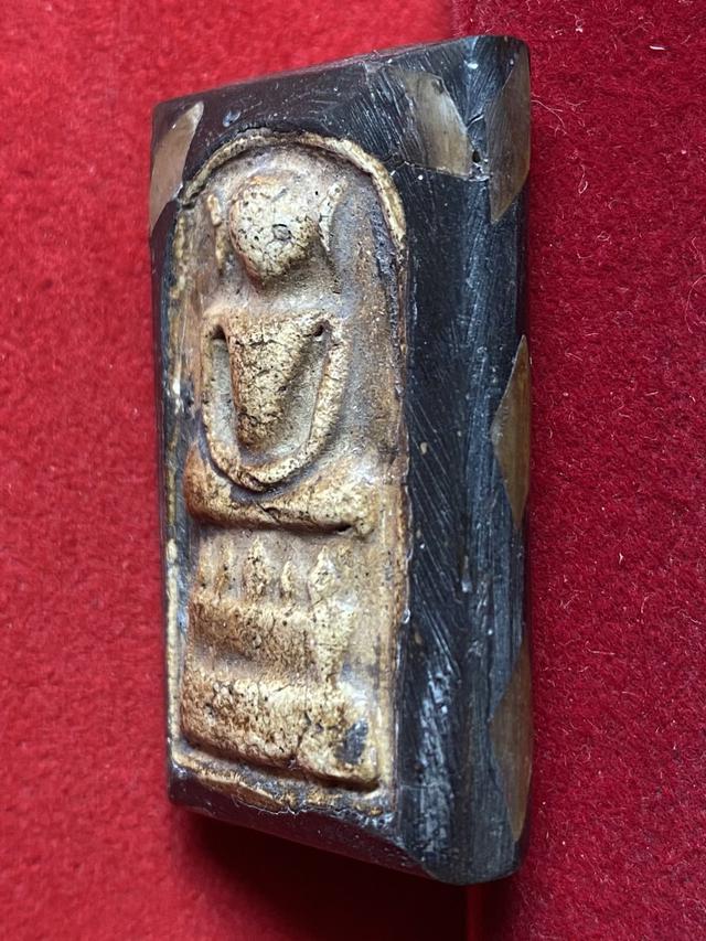 พระสมเด็จ พิมพ์ไกเซอร์ หลังมุกจปร. 2411 กรุวัดพระแก้ว วังหน้า 4