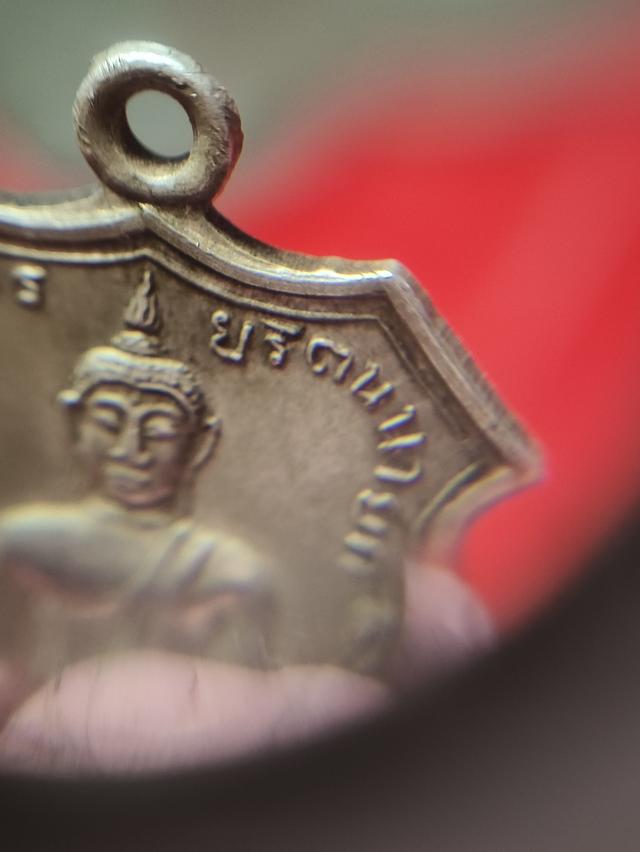เหรียญหลวงพ่อโต วัดพนัญเชิง ปี 2517 (เนื้อเงิน)เหรียญอาร์มใหญ่เหรียญเนื้อเงินจัดสร้างจำนวนไม่มาก จึงเป็นที่นิยมและแสวงหาในหมู่ผู้สะสมพระเครื่อง รูปที่ 5
