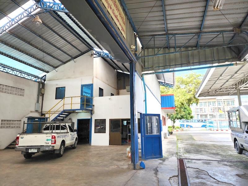 ขายที่ดินพร้อมสิ่งปลูกสร้างเนื้อที่ 4.5ไร่ โกดัง/สำนักงาน ติดถนนหลัก ทำเลดี เหมาะพัฒนาเป็นสำนักงาน ห้างร้าน 3