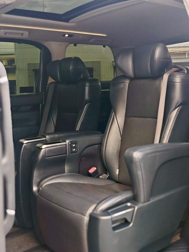 Toyota Vellfire 2.5 ZG Edition 8
