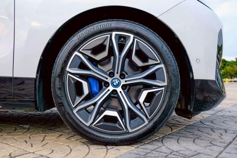 iX xDrive40 SPORT RHD I20 7