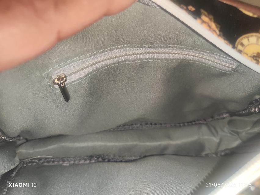 กระเป๋าสะพาย ทรง Crossbody ลายนาฬิกาและดอกกุหลาบวินเทจ มีช่องซิปใช้งานได้หลายช่อง วัสดุผ้าเคลือบเงา (PVC/Oilcloth) ทำความสะอาดง่าย สถาพกระเป๋าใหม่ รูปที่ 14