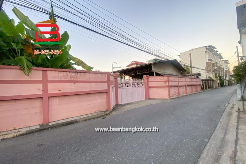 ที่ดินพร้อมบ้าน ซอยสาธุประดิษฐ์ 12 เนื้อที่ 306 ตรว. (ใกล้เซ็นทรัล พระราม 3) ถนนสาธุประดิษฐ์ แขวงทุ่งวัดดอน เขตสาทร 4