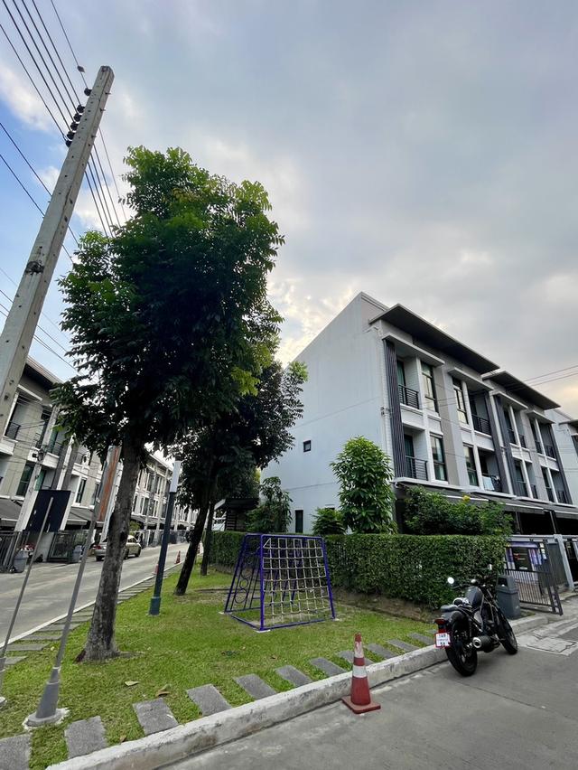 ทาว์นโฮมหลังริม ทำเลดีมากๆ ติดสนามหญ้าด้านข้างและด้านหลัง โครงการบ้านกลางเมือง งามวงศ์วาน 4