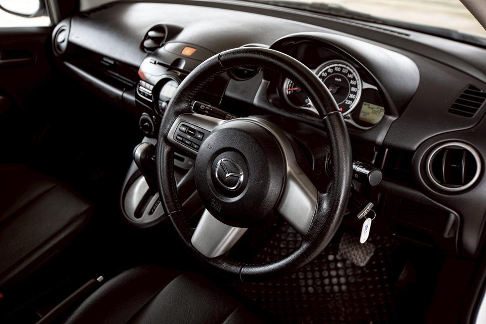 Mazda2 1.5 Spirit Sport สีขาว ปี 2013 มือเดียวป้ายแดง  15