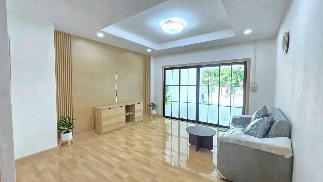 🌳 หน้าบ้านติดสวนหย่อมโครงการ ถนนเมน ซอย 2! 🏡 ✨ ขายทาวน์เฮ้าส์ 2 ชั้น 16 ตร.ว. 2 นอน 2 น้ำ ม.มนวดี บางบัวทอง 7