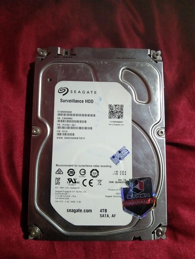 ฮาร์ดดิสก์ในภาพคือ Seagate Surveillance HDD ขนาด 4TB ซึ่งออกแบบมาสำหรับการบันทึกวิดีโอวงจรปิดSurveillance HDD) 