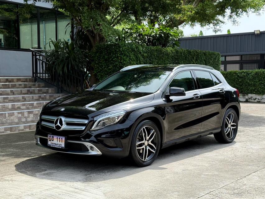 2016 BENZ GLA 200 รถมือเดียวออกป้ายแดง วิ่งน้อยเพียง 80,000 กม รถเข้าศูนย์ตรงระยะ ไม่มีอุบัติเหตุครับ