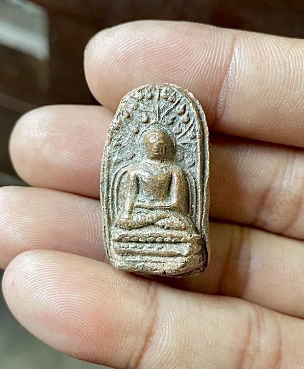 พระคงลำพูน กรุเก่า เนื้อดิน วัดพระคงฤๅษี สีพิกุลค่อนสีเนื้อ 7