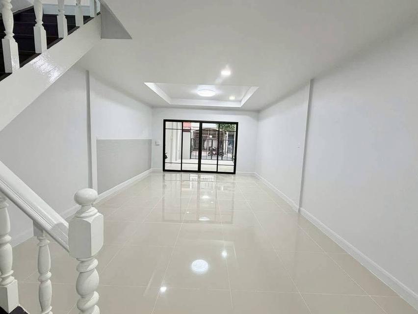 หมู่บ้านบัวทอง1  ติดรถไฟฟ้าสายสีม่วง สถานีคลองบางไผ่  ทาวน์เฮาส์ 2 ชั้น   ตกแต่งใหม่พร้อมอยู่  มีระเบียงด้านหน้า 9