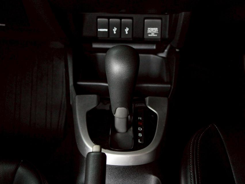 Honda Jazz 1.5 i-VTEC V+ ปี2015 โฉม ปี14-ปัจจุบัน เกียร์ออโต้ 16
