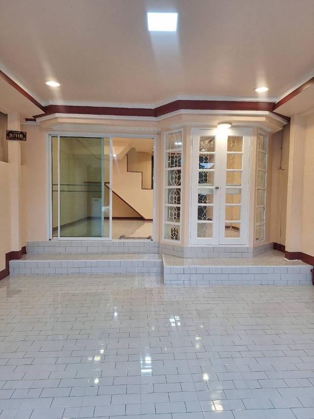 ขายทาวน์เฮ้าส์  หมู่บ้านทาวน์แอนด์คันทรี หนองจอก รีโนเวทใหม่ทั้งหลัง พร้อมอยู่ 4